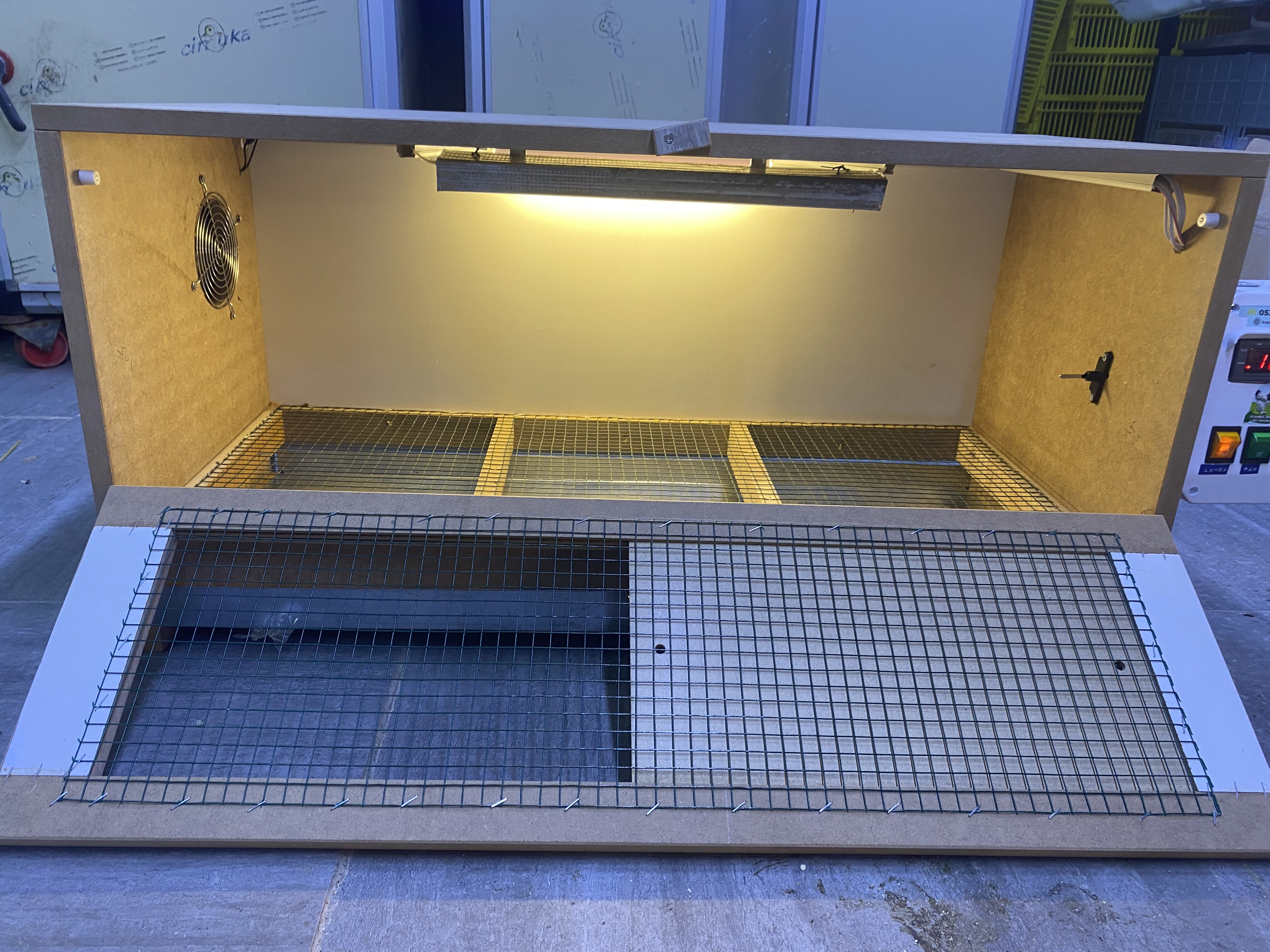 Civciv Büyütme Kafesi MDF Modeli Tam Otomatik